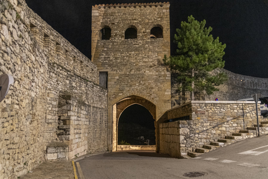 Castelló de la Plana - Morella 056 - Portal de Sant Mateu.jpg